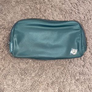 Lululemon Everywhere Belt Bag 1L Medium Forest/Dark Forest Green